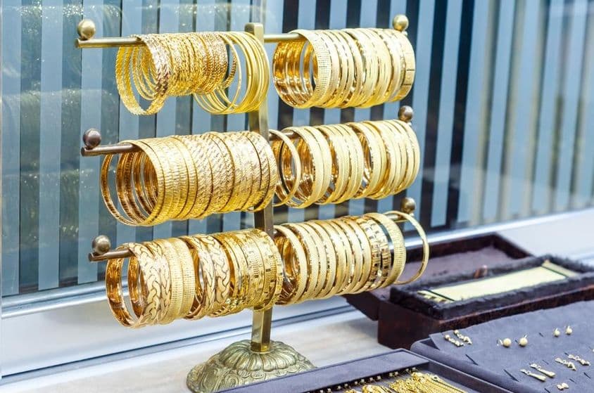 ज्वेलरी की दुकान में बिक्री के लिए सोने के कंगन।