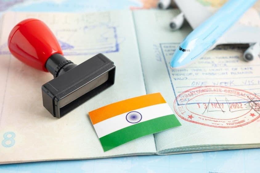 वीजा और पासपोर्ट के साथ स्टाम्प, पासपोर्ट पर छोटा विमान।