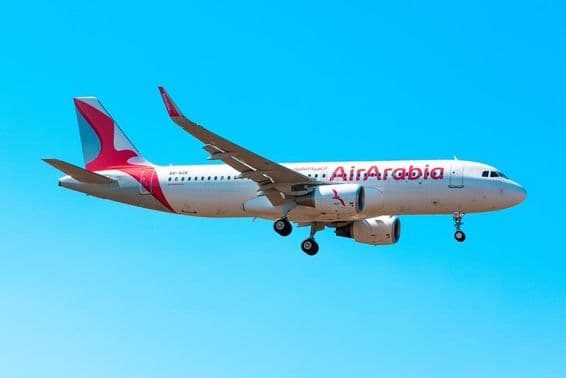 एयर अरबिया एयरबस A320 (A6-AOE) लैंडिंग।