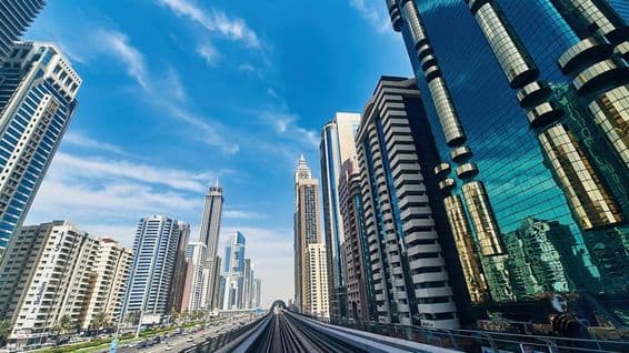 दुबई के दृश्य, इमारतें, गगनचुंबी इमारतें, सड़कें।