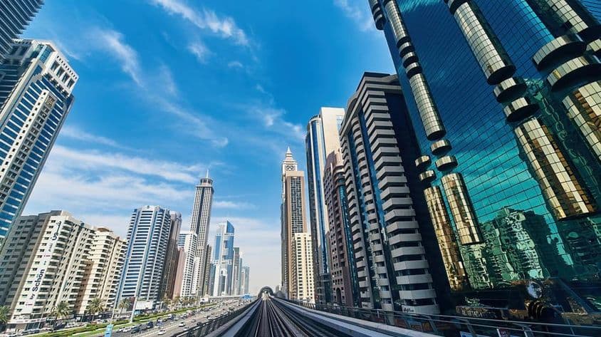 दुबई के दृश्य, इमारतें, गगनचुंबी इमारतें, सड़कें।