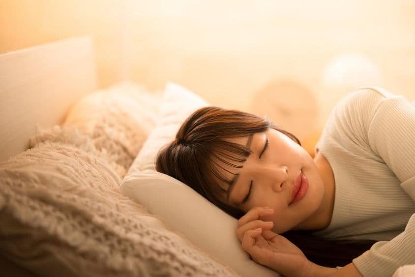 बिस्तर में सोती हुई एक महिला