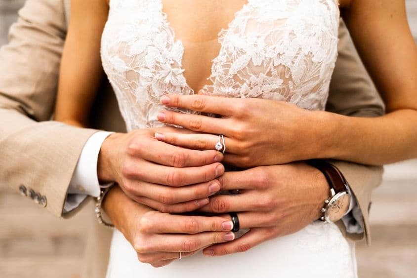 युवा जोड़ा, अंगूठियां पहने हुए।