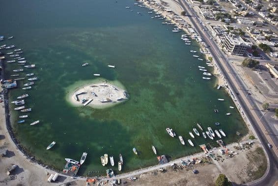 उम्म अल क्ववैन में मछुआरे दोपहर के भोजन के लिए जाते हुए।