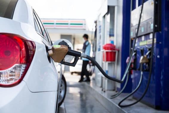 दुबई में गैस स्टेशन पर ईंधन पंप।