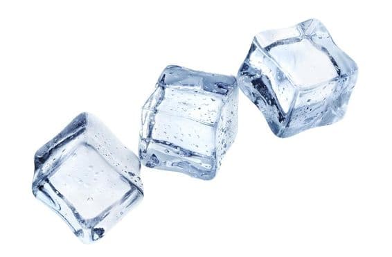 तीन उत्कृष्ट आइस क्यूब्स अंतरिक्ष में तैरते हुए।
