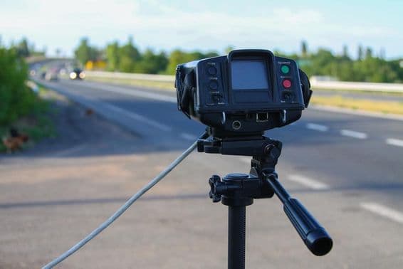 पुलिस रडार जो कार की गति नाप रहा है।