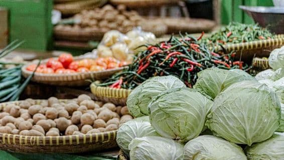 दुबई बाजार में मिर्च और पत्तागोभी की छवि।