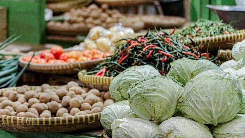 दुबई बाजार में मिर्च और पत्तागोभी की छवि।