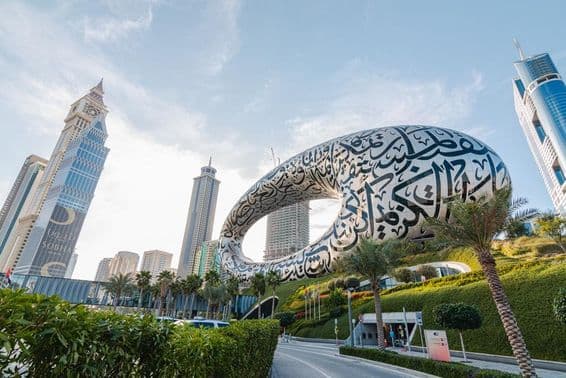 दुबई में फ़्यूचर के म्यूज़ियम के पीछे का दृश्य।