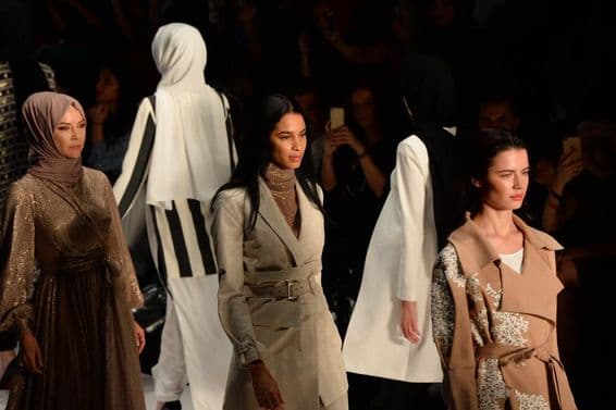 मंच पर विनम्र फैशन वीक में लड़कियाँ।