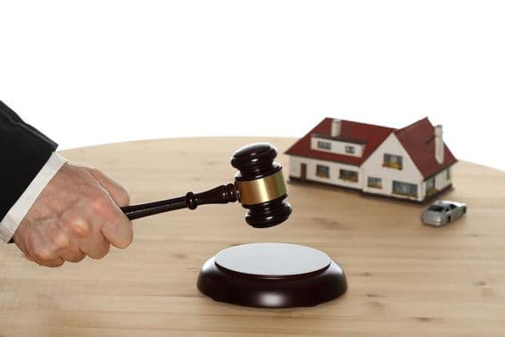 नीलामी गवेल की मार पड़ती हुई