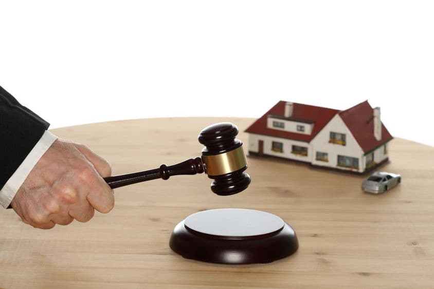 नीलामी गवेल की मार पड़ती हुई