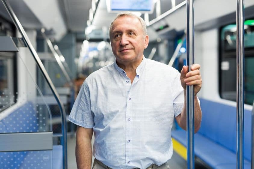 जर्मन बुज़ुर्ग मेट्रो में।