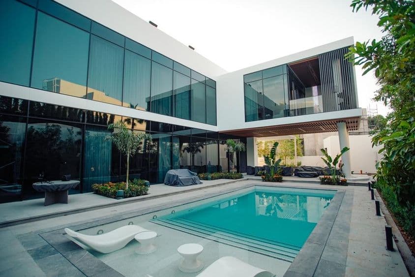 बाहरी स्विमिंग पूल के साथ दुबई के लक्ज़री विला।