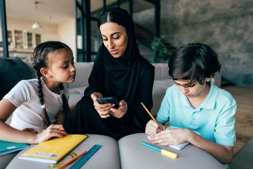 दुबई में एक पारंपरिक अरब परिवार घर पर समय बिता रहा है।