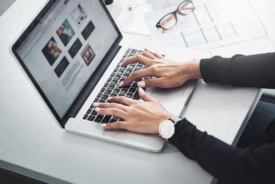 लैपटॉप का उपयोग कर घर से दूरस्थ रूप से काम करती महिला।