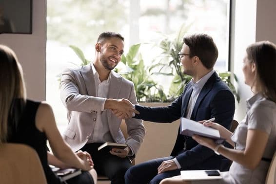 एक विचार के लिए बॉस कर्मचारी का धन्यवाद करते हुए।