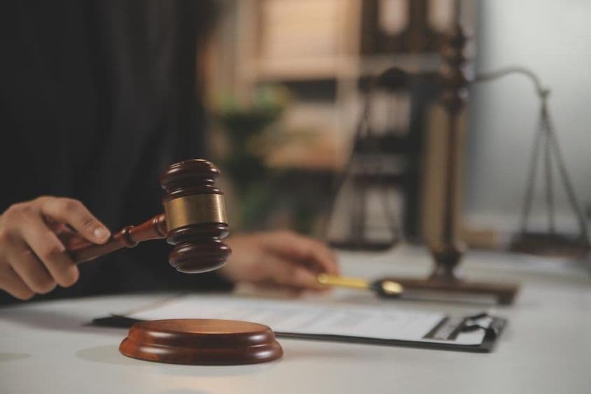 न्यायाधीश की हथौड़ी जो वार करने वाली है।