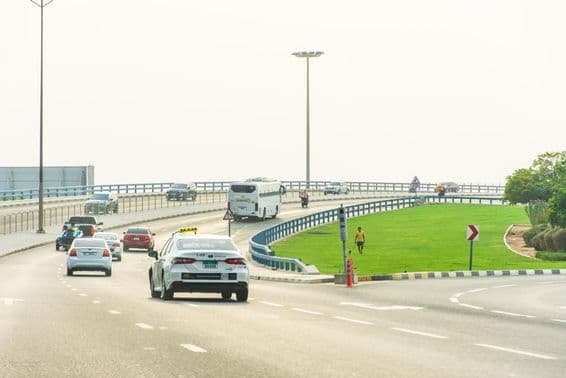 शारजाह शहर में सड़क पर एक टैक्सी।