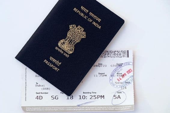 भारतीय राष्ट्रीय नीला पासपोर्ट और बोर्डिंग पास।