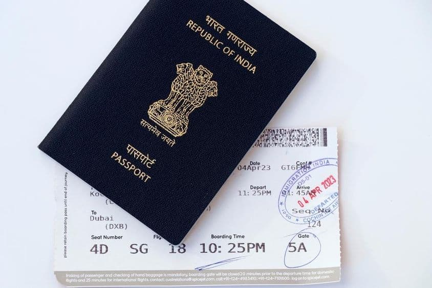 भारतीय राष्ट्रीय नीला पासपोर्ट और बोर्डिंग पास।