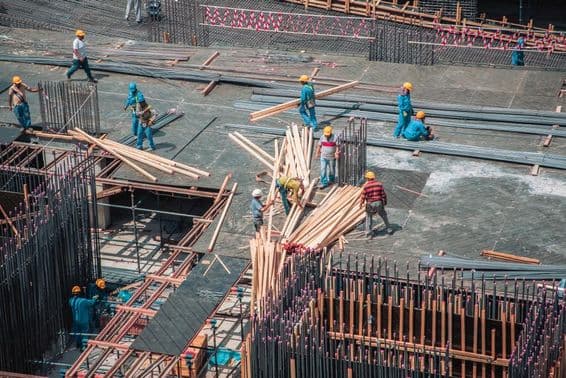 दुबई, संयुक्त अरब अमीरात में निर्माण कार्य कर रहे श्रमिक