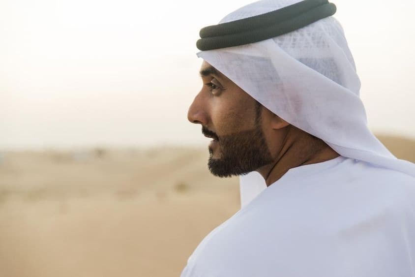 दुबई के पारंपरिक पोशाक में मुस्लिम व्यापारी