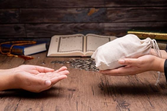 मुस्लिम गरीब और जरूरतमंदों की मदद करते हुए।