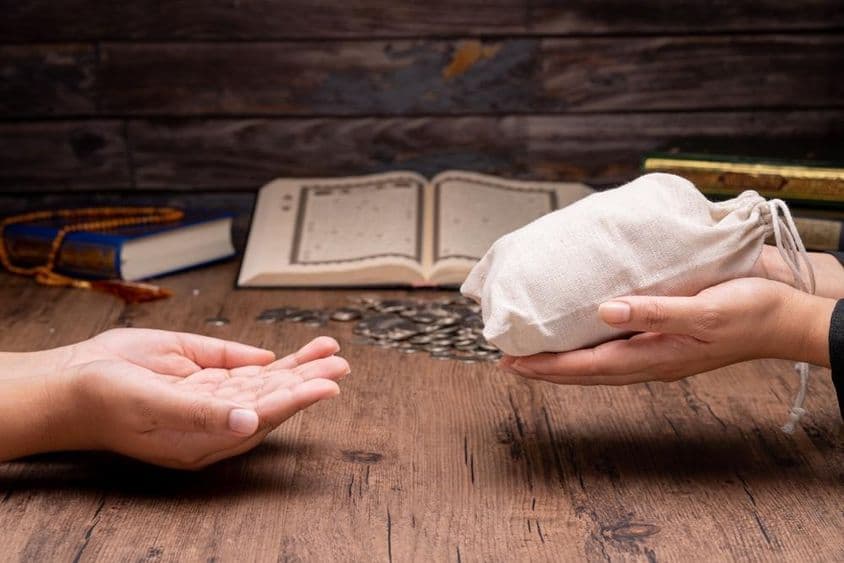 मुस्लिम गरीब और जरूरतमंदों की मदद करते हुए।