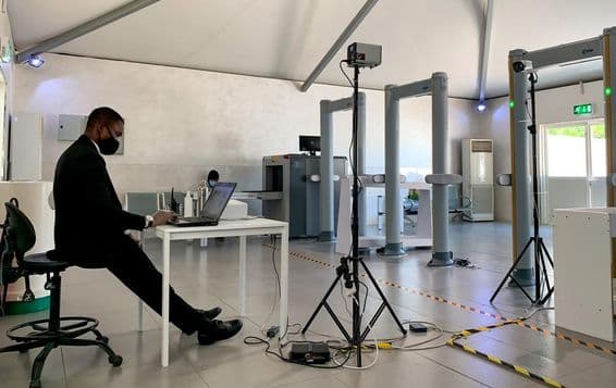 अबू धाबी हवाई अड्डे के प्रवेश द्वार पर थर्मल बॉडी टेम्परेचर स्कैनर।