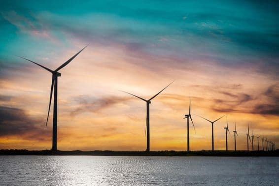 बिजली उत्पन्न करने वाली पवन टर्बाइन।