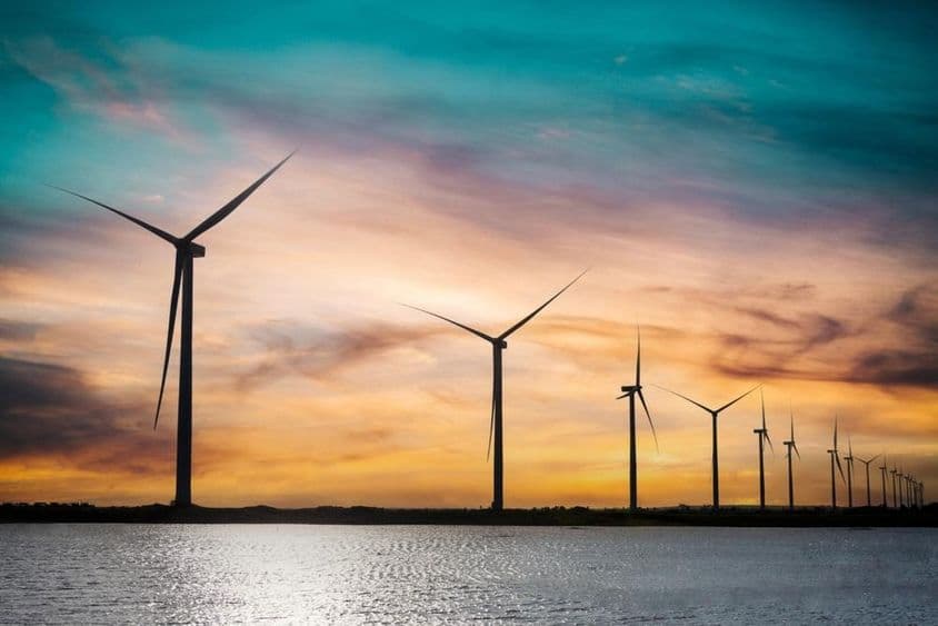 बिजली उत्पन्न करने वाली पवन टर्बाइन।