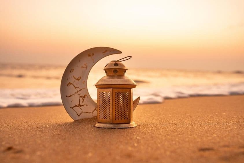 समारोह के दौरान समुद्र तट पर पारंपरिक मोमबत्ती जला हुआ चाँद।