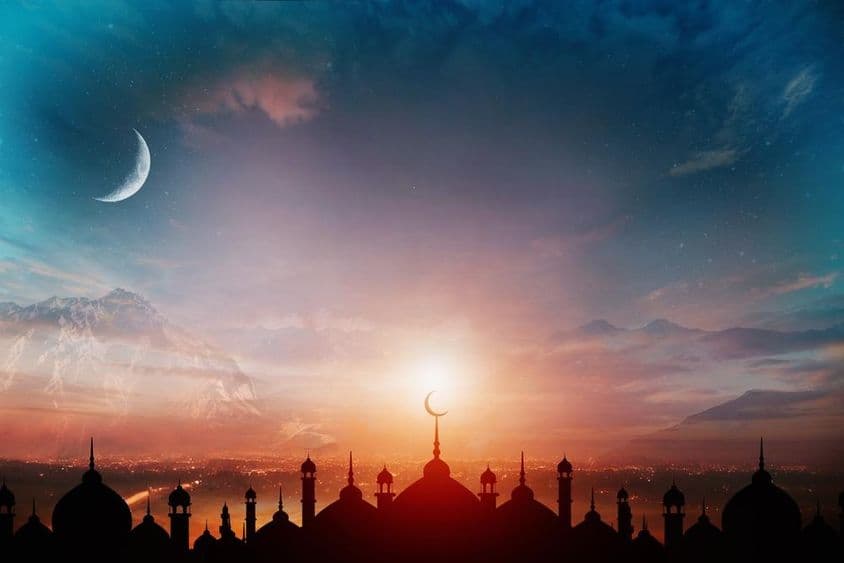 गोधूलि नीले आसमान में मस्जिद के गुंबद और पृष्ठभूमि में एक अर्ध चंद्र