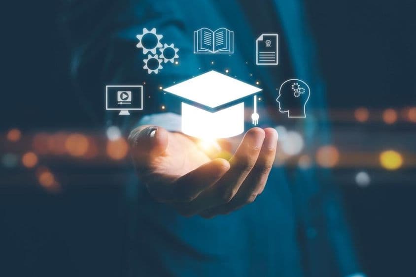 कृत्रिम बुद्धिमत्ता और मशीन लर्निंग व्यक्तिगत सीखने की सुविधा प्रदान करते हैं।