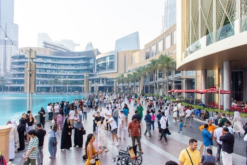 दुबई मॉल में दुबई फाउंटेन शो की प्रतीक्षा में पर्यटकों की भीड़।