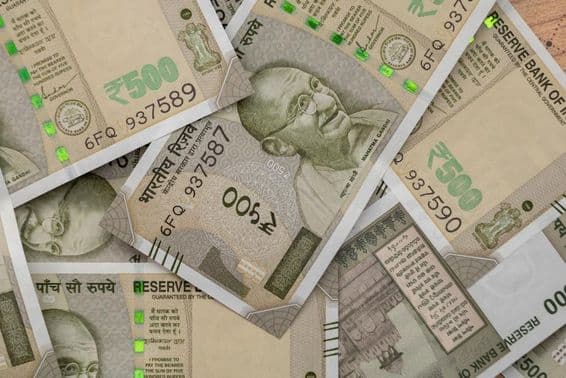 भारतीय ₹५०० का नोट, अलग-अलग बैंकनोट्स में फैला हुआ।