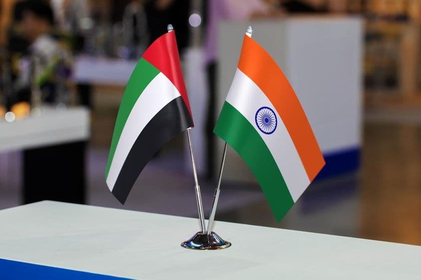 संयुक्त अरब अमीरात और भारत के दो छोटे टेबल झंडे एक आयोजन में साथ।