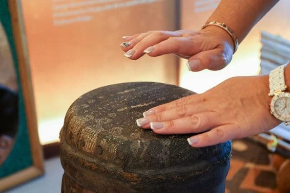 दुबई, संयुक्त अरब अमीरात, अफ्रीकी जातीय महिला एक परकशन ड्रम पर बजाती हुई।