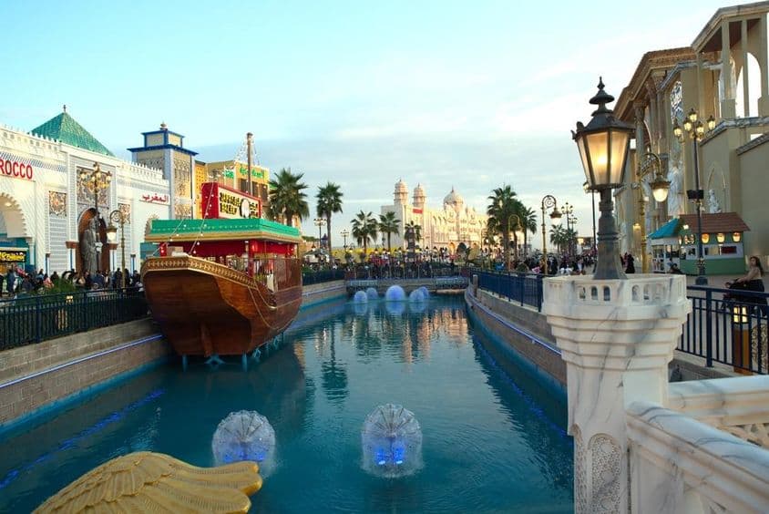 दुबई ग्लोबल विलेज का दृश्य शाम के समय