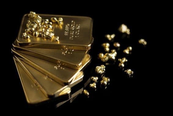 सोने की छड़ें और कुछ सोने के टुकड़े।