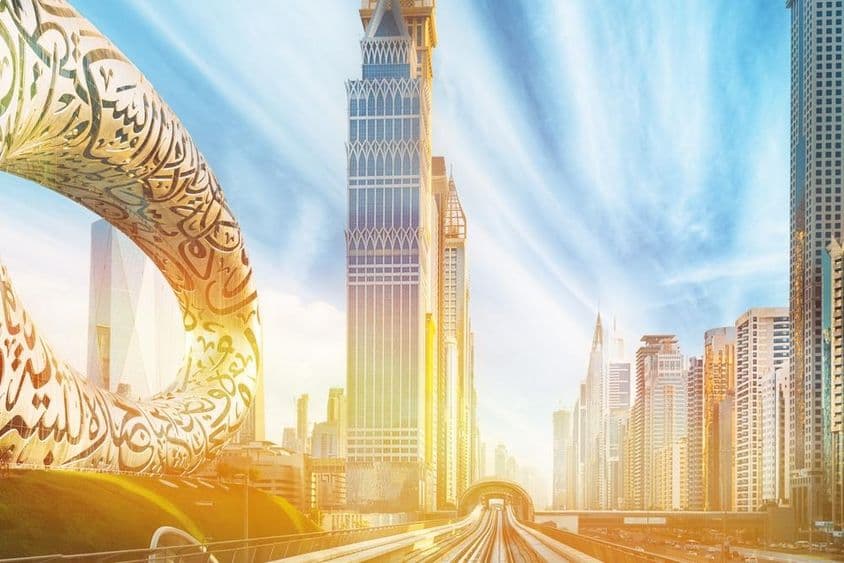 दिल्ली में गर्मी में कांच की गगनचुंबी इमारतें।