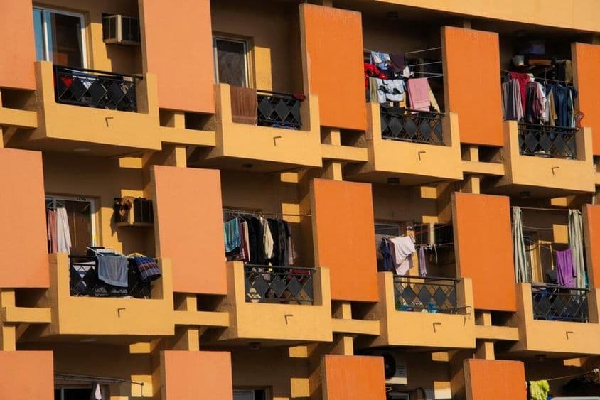 दुबई में एक अपार्टमेंट बिल्डिंग जहाँ बालकनियों पर कपड़े सूख रहे हैं।