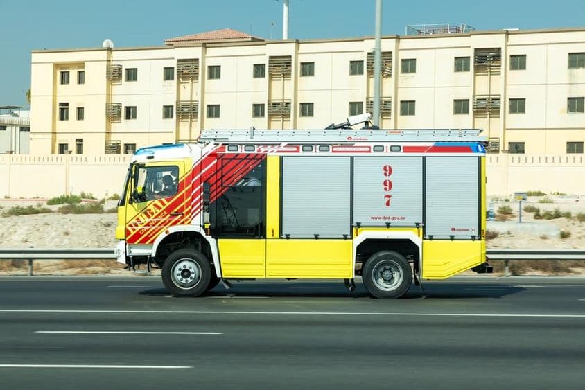 दुबई में आग बुझाती चलती दमकल गाड़ी।