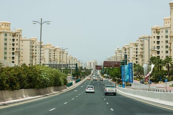 गैर-भीड़भाड़ के समय दुबई का यातायात।