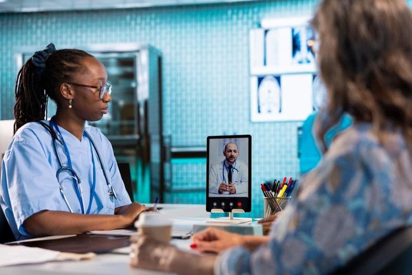 नर्स डॉक्टर के साथ दूरस्थ परामर्श और टेलीमेडिसिन के लिए वीडियो कॉल कर रही है।