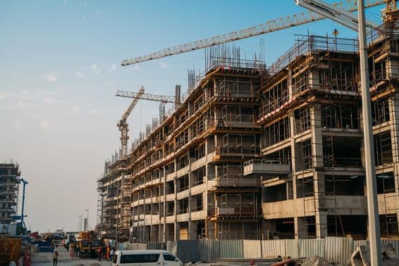 दुबई में औद्योगिक क्रेन्स के साथ आधुनिक निर्माण।