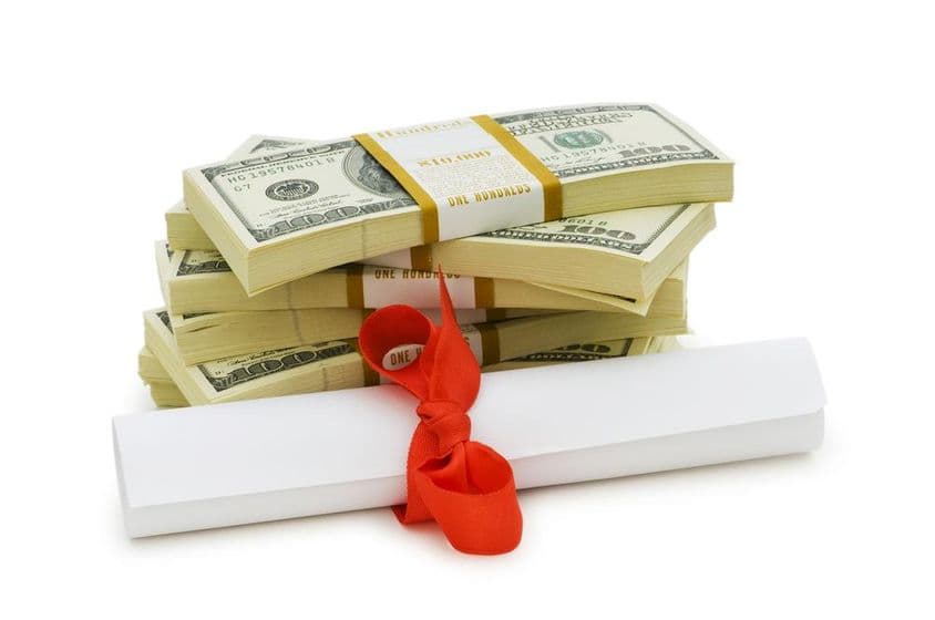 महंगी शिक्षा, डॉलर के बिल और डिप्लोमा।