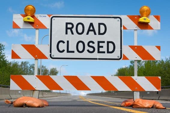 बंद सड़क खंड का संकेत।